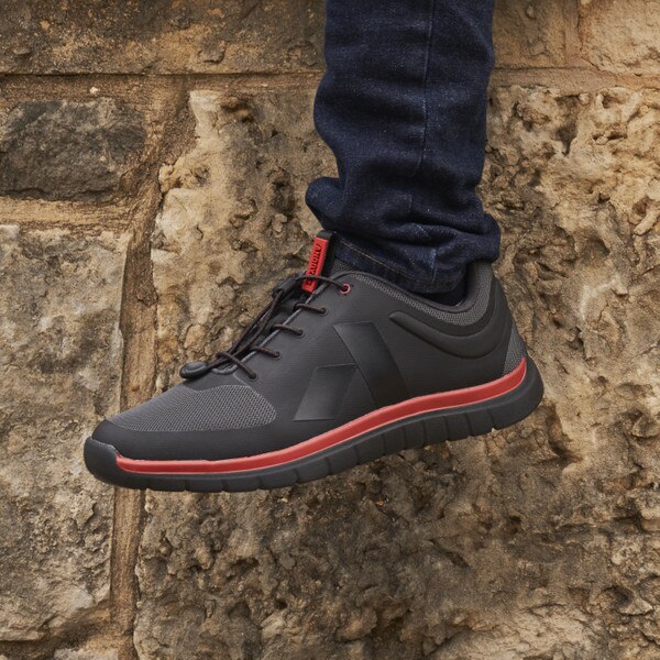 No. 22 Sport Runner in Black Red